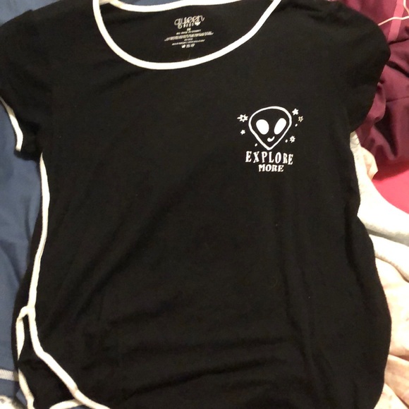 A small black tee with a alien on it!!!!!!!!!!!!!! - Picture 2 of 4